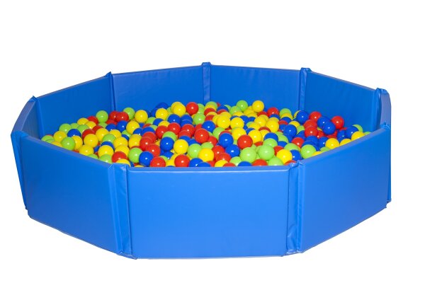 Großes rundes Bällebad mit bunten Bällen in Gelb, Rot, Blau und Grün – sicher umrandet mit weichen blauen Polsterwänden.blaues Bällebad mit gepolsterten Wandelementen – platzsparend verstaut für einfachen Transport und Lagerung.