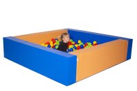 Lachendes Mädchen spielt in einem großen...