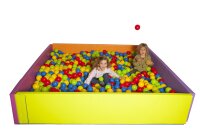 Zwei Kinder spielen fröhlich in einem bunten...