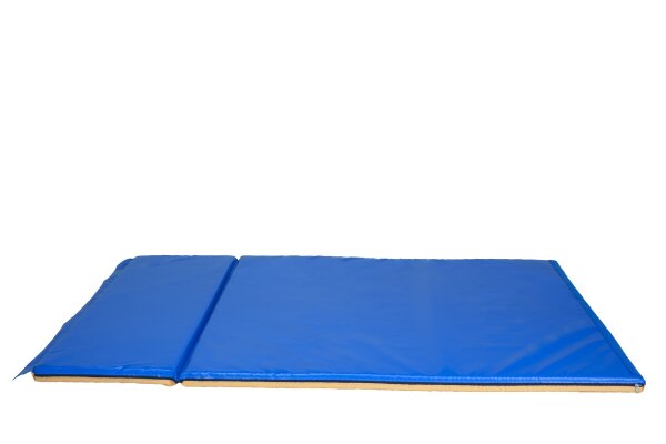Ein Kind kriecht durch eine bunte Tunnel-Faltmatte in blau und orange, ideal für Bewegungsförderung in Schulen.
