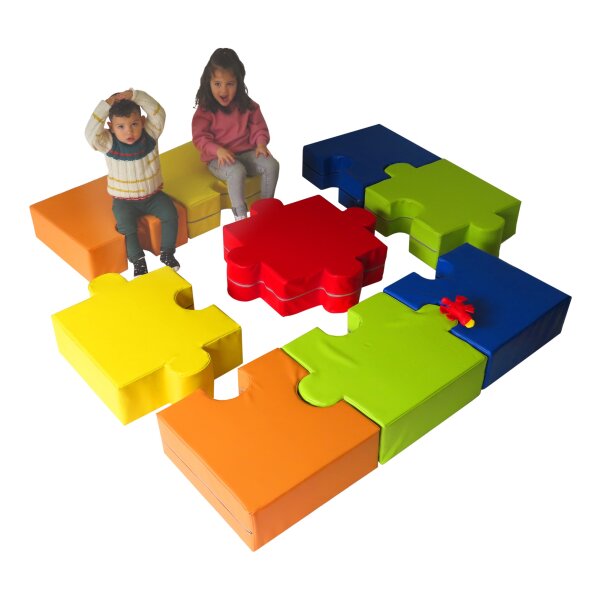 Kinder spielen auf einer bunten Puzzle-Matte, perfekt für kreative und motorische Übungen.