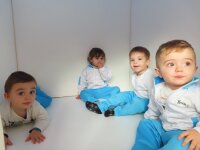 Mehrere Kinder im Sensorik-Haus – Fördert soziale Interaktionen und kreatives Spielen in einem sicheren, anregenden Raum