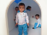 Kinder spielen im Sensorik-Haus – Fördert Entspannung und kreative Entdeckung