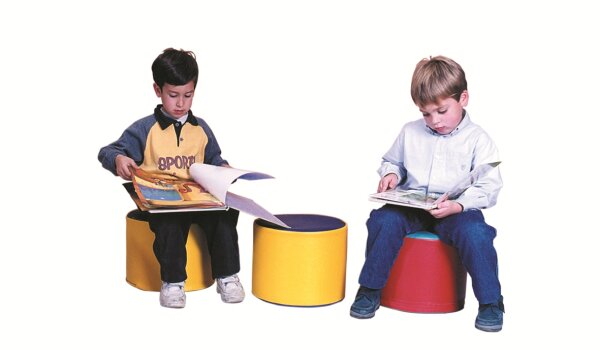 Sitzhocker für Kinder auf denen zwei Kindersitzen und ein Buch lesen – Robuste Sitzgelegenheit für Spielzimmer und Leseecken