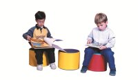 Sitzhocker für Kinder auf denen zwei Kindersitzen...