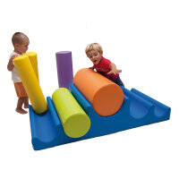 Zwei Kinder spielen mit bunten, herausnehmbaren...