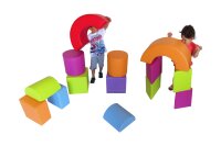 Zwei Kinder spielen mit farbenfrohen Softbausteinen in...