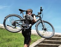 Dynammisches Fahrend des Urtopia Carbon 1 durch eine Strasse.