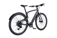 Urtopia Carbon 1 E-Bike von hinten mit Carbonrahmen, Gates-Riemenantrieb, LED-Cockpit, GPS-Tracking und StVZO-Beleuchtung.