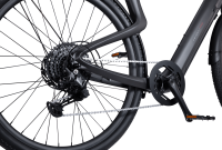 Detailansicht des Antriebs am Urtopia Carbon 1 mit Shimano-Schaltwerk, Carbonrahmen und Kettenschaltung.
