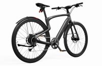 Urtopia Carbon 1 seitlich von hinten mit SCcutzblech, Carbon-Sattelstütze und LED-Signalen.
