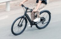 Dynammisches Fahrend des Urtopia Carbon 1 durch eine Strasse.