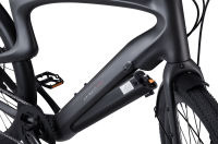 Detailansicht des entnehmbaren Akkus am Urtopia Carbon 1 mit geöffnetem Akkuschacht und Carbonrahmen.