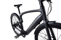 Seitliche Detailansicht des Urtopia Carbon 1 mit Carbonrahmen, integriertem Akku und Schutzblech