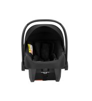 Frontalansicht eines modernen Kinderautositzes in Schwarz.