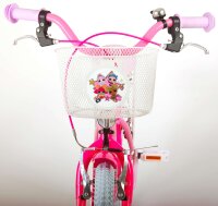 Fahrrad mit Reflektoren, Glocke, Gepäckträger und Korb