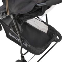Babytrold Buggy schwarz zeigt Stauraumkorb unter dem Wagen