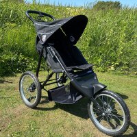 Baby trold Jogger schwarz im Profil auf der Wiese...
