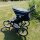 Baby trold Jogger schwarz Seitenansicht von oben auf der Wiese geschlossenen Sonnenschutz