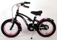 Ständer hält das Fahrrad stabil an Ort und Stelle