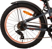 Schönes satingraues Design mit orangefarbenen Akzenten