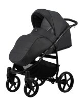 Kinderwagen in leicht schräger Seitenansicht, sichtbar mit Sonnenverdeck, Sicherheitsbügel, Vier-Rad-Fahrgestell und geräumigem Unterkorb.