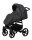 Kinderwagen in leicht schräger Seitenansicht, sichtbar mit Sonnenverdeck, Sicherheitsbügel, Vier-Rad-Fahrgestell und geräumigem Unterkorb.