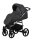 Kinderwagen in leicht schräger Seitenansicht, sichtbar mit Sonnenverdeck, Sicherheitsbügel, Vier-Rad-Fahrgestell und geräumigem Unterkorb.