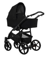 Kinderwagen in leicht schräger Seitenansicht, sichtbar mit Sonnenverdeck, Sicherheitsbügel, Vier-Rad-Fahrgestell und geräumigem Unterkorb.