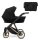 Ansicht von Links eines modernen Kinderwagens, sichtbar mit Sonnenverdeck, Sicherheitsbügel, Vier-Rad-Fahrgestell und geräumigem Unterkorb, oben Vorderansicht eines passenden Rucksacks.
