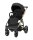 Kinderwagen in leicht schräger Frontansicht, sichtbar mit Sonnenverdeck, Sicherheitsbügel, Vier-Rad-Fahrgestell und geräumigem Unterkorb.