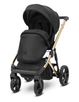 Kinderwagen in leicht schräger Frontansicht, sichtbar mit Sonnenverdeck, Sicherheitsbügel, Vier-Rad-Fahrgestell und geräumigem Unterkorb.