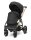 Kinderwagen in leicht schräger Frontansicht, sichtbar mit Sonnenverdeck, Sicherheitsbügel, Vier-Rad-Fahrgestell und geräumigem Unterkorb.