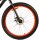 Schönes schwarzes Fahrrad mit roten und orangen Felgenakzenten