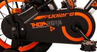 Schwarzes Fahrrad mit orangefarbenen Akzenten