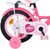 Dunkelrosa Fahrrad mit integriertem Gepäckträger, weichem Sattel und praktischem Weidenkorb