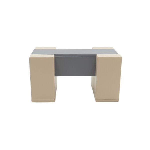 Modularer Tisch in neutralen Farben mit quadratischen Ecken