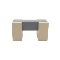 Modularer Tisch in neutralen Farben mit quadratischen Ecken
