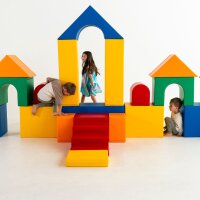 Bunte Spielbausteine mit Kindern, die darauf spielen und klettern
