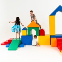 Kinder spielen mit bunten Bauklötzen in verschiedenen Formen und Farben