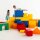 Bunte Schaumstoffbausteine, Kinder spielen und klettern darauf