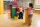 Kinder spielen mit bunten Bauklötzen in einem Innenraum