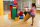 Kinder spielen mit bunten, geometrischen Bauklötzen in einem Raum