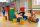 Kinder spielen mit bunten, geometrischen Bauklötzen in einem Raum