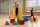 Kinder spielen mit bunten Bauklötzen in einem Innenraum