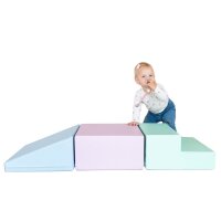 Bunte Schaumstoffbausteine mit kleinem Kind, das darauf spielt