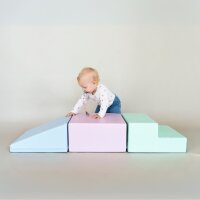 Buntes Spielmodul mit einem Kleinkind, das darauf klettert