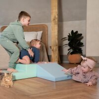 Kinder spielen auf bunten Schaumstoffblöcken im Innenraum