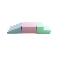 Drei geometrische Schaumstoffblöcke in Blau, Pink und Grün
