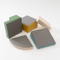 Bunte, geometrische Aufbewahrungsboxen in verschiedenen Formen und Farben